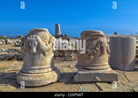 Antike Ruinen skulpturierte Säulen in der historischen Stätte unter dem klaren blauen Himmel, Delos, Griechenland Stockfoto