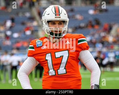 Orlando, FL, USA. Dezember 2024. Miami Hurricanes Quarterback Emory Williams (17) wärmt sich vor dem Pop Tarts Bowl in Orlando, Florida auf. Romeo T Guzman/Cal Sport Media/Alamy Live News Stockfoto