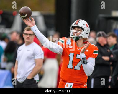 Orlando, FL, USA. Dezember 2024. Miami Hurricanes Quarterback Emory Williams (17) wärmt sich vor dem Pop Tarts Bowl in Orlando, Florida auf. Romeo T Guzman/Cal Sport Media/Alamy Live News Stockfoto