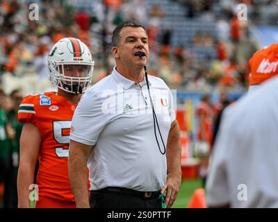 Orlando, FL, USA. Dezember 2024. Miami Hurricanes-Cheftrainer Mario Cristobal während der Aufwärmphase vor dem Pop Tarts Bowl in Orlando, FL. Romeo T Guzman/Cal Sport Media/Alamy Live News Stockfoto