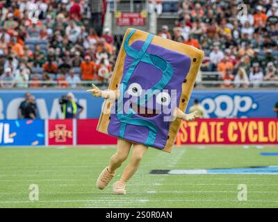 Orlando, FL, USA. Dezember 2024. Blue Berry Pop Tart tritt vor dem Start des Pop Tarts Bowl in Orlando, FL, auf. Romeo T Guzman/Cal Sport Media/Alamy Live News Stockfoto