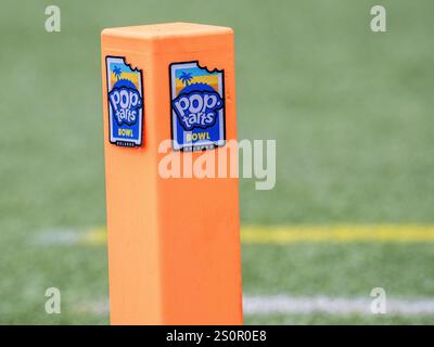 Orlando, FL, USA. Dezember 2024. Pop Tarts Endzone Pylon während des Pop Tarts Bowl in Orlando, FL. Romeo T Guzman/Cal Sport Media/Alamy Live News Stockfoto