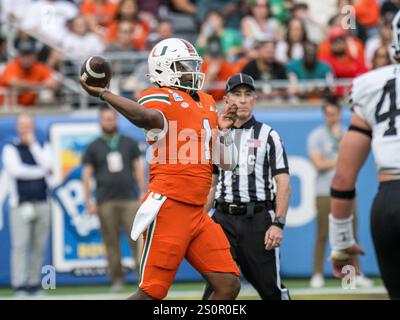 Orlando, FL, USA. Dezember 2024. Miami Hurricanes Quarterback Cam Ward (1) während des Pop Tarts Bowl in Orlando, FL. Romeo T Guzman/Cal Sport Media/Alamy Live News Stockfoto