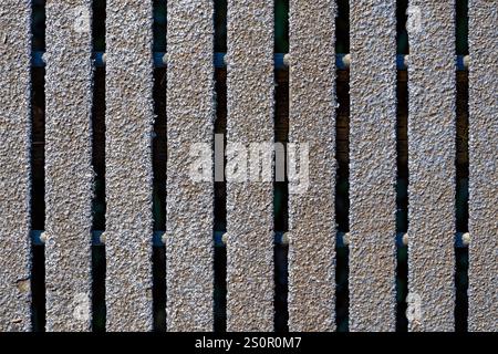 Die Details in der rauen rutschfesten Metalloberfläche eines Gitters Stockfoto