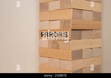 Dies ist eine visuelle Darstellung des WORTFEHLERS mit kreativ angeordneten Holzblöcken in einem professionellen Arbeitsbereich Stockfoto