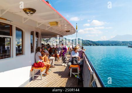 Menschen, die eine Dampfschifffahrt auf dem Vierwaldstättersee in Luzern, Schweiz genießen Stockfoto