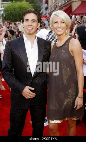 Apolo Anton Ohno und Julianne Hough nehmen an der Weltpremiere von „Pirates of the Caribbean: At World's End“ Teil, die am 19. Mai 2007 in Disneyland in Anaheim, Kalifornien, stattfand. Stockfoto