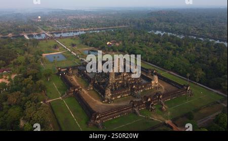 SIEM Reap, Kambodscha - 2. April 2023: Luftaufnahme von Angkor Wat. Der buddhistische Tempelkomplex gilt als das größte religiöse Denkmal der Welt. Stockfoto