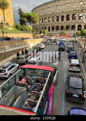 Ein Touristenbus fährt durch die Straßen von Rom, Italien, von der Brücke auf der Via degli Annibaldi in der Nähe des Kolosseums aus gesehen. Stockfoto