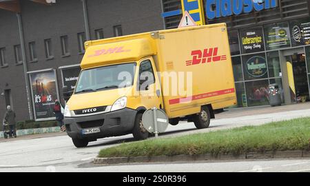 Ein Zustellfahrzeug der DHL Paket GmbH fährt die Saarlandstraße entlang. Barmbek Hamburg Stockfoto