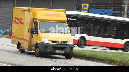 Ein Zustellfahrzeug der DHL Paket GmbH fährt die Saarlandstraße entlang. Barmbek Hamburg Stockfoto