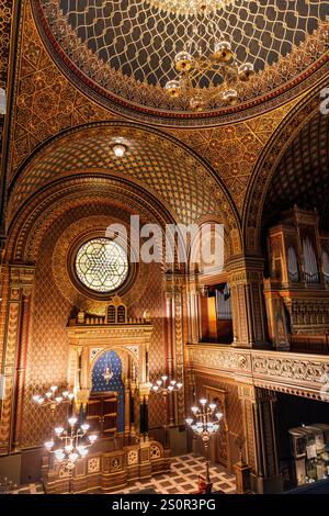 Vergoldetes Inneres der spanischen Synagoge im Stil der Maurischen Neuzeit, heute Haus eines Jüdischen Museums, in der Altstadt (Josefov), Prag, Tschechische Republik Stockfoto