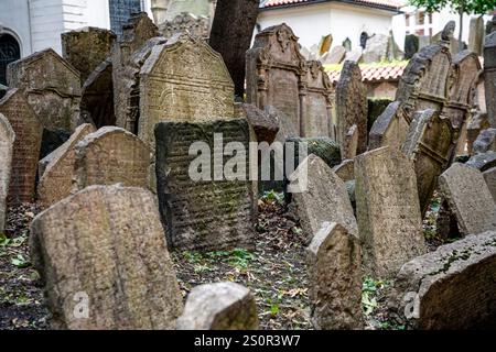 Gestaute Grabsteine auf dem Alten jüdischen Friedhof im Bezirk Josefov, Prag, Tschechien. Stockfoto