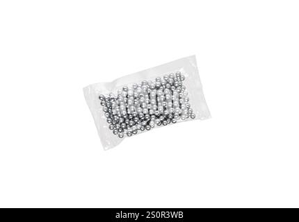 Eine durchsichtige Plastiktüte gefüllt mit kleinen, glänzenden Metallkugeln, isoliert auf weißem Hintergrund, ideal für die Illustration industrieller Materialien, Hersteller Stockfoto
