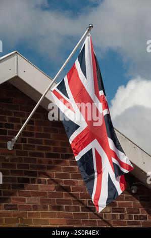 union Jack Fahne, die vom Mast auf den Traufen des Bungalows, Elingham, norfolk, england Stockfoto