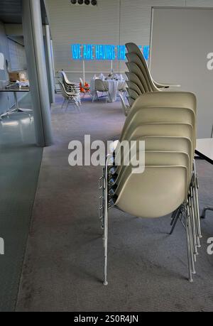 Stühle im Restaurant, sainsbury Building, University of East anglia, norwich, norfolk, england Stockfoto