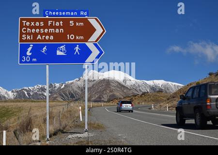 PORTERS PASS, NEUSEELAND, 20. SEPTEMBER 2020: Beschilderung leitet den Verkehr zum Cheeseman Ski Area am State Highway 73 in der Nähe von Porters Pass. Die Torlesse Range ist im Hintergrund zu sehen. Stockfoto