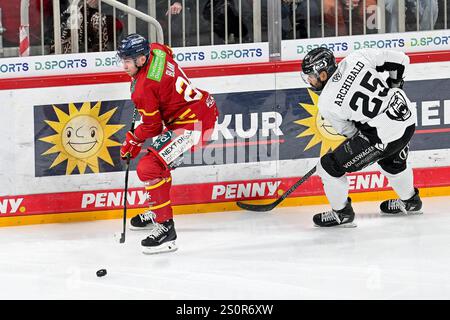 Eishockey DEL - 24/25 - 31. Spieltag: Düsseldorfer EG vs Grizzlys Wolfsburg am 28.12.2024 im PSD Bank Dome in Düsseldorf Wolfsburgs Darren Archibald ( Nr.25) gegen Düsseldorfs Alexander blank ( Nr.24) Foto: Osnapix Stockfoto