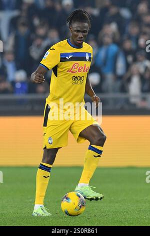 Rom, Italien. Dezember 2024. Odilon Kossounou aus Atalanta wurde während des Spiels der Serie A zwischen Lazio und Atalanta im Olympiastadion beobachtet. Endpunktzahl: Lazio 1:1 Atalanta. Quelle: SOPA Images Limited/Alamy Live News Stockfoto