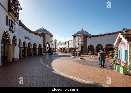 Die San Clemente Outlet Mall bietet eine große Auswahl an preisgünstigen Einkaufsmöglichkeiten, darunter bekannte Marken und Geschäfte für Mode, Haushaltswaren und vieles mehr Stockfoto