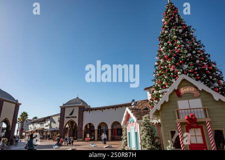 Die San Clemente Outlet Mall bietet eine große Auswahl an preisgünstigen Einkaufsmöglichkeiten, darunter bekannte Marken und Geschäfte für Mode, Haushaltswaren und vieles mehr Stockfoto