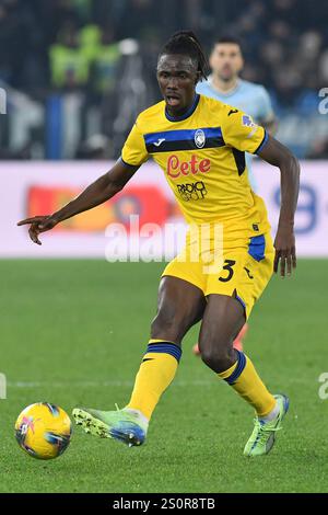 Rom, Italien. Dezember 2024. Odilon Kossounou aus Atalanta wurde während des Spiels der Serie A zwischen Lazio und Atalanta im Olympiastadion beobachtet. Endpunktzahl: Lazio 1:1 Atalanta. (Foto: Mattia Vian/SOPA Image/SIPA USA) Credit: SIPA USA/Alamy Live News Stockfoto