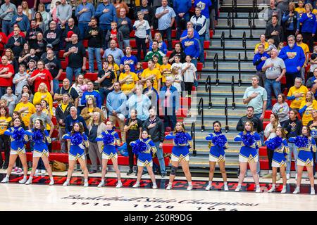 Fans und Cheerleader der Blackhawk Christian High School singen die Nationalhymne vor einem Basketballspiel an der Jefferson High School in Lafayette, Indiana. Stockfoto