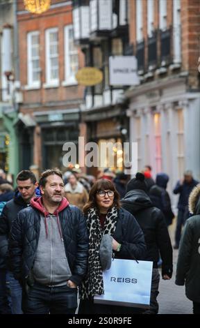 Cambridge, Großbritannien. Dezember 2024. Die Käufer nehmen an den Weihnachtsverkäufen im Stadtzentrum Teil. Trotz der schlechten Wirtschaftsleistung in den letzten Monaten des Jahres 2024 und der drohenden Rezession gehen Käufer auf die Straße, um die Vorteile der Weihnachtsverkäufe im Stadtzentrum von Cambridge zu nutzen. Quelle: SOPA Images Limited/Alamy Live News Stockfoto