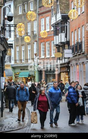 Cambridge, Großbritannien. Dezember 2024. Die Käufer nehmen an den Weihnachtsverkäufen im Stadtzentrum Teil. Trotz der schlechten Wirtschaftsleistung in den letzten Monaten des Jahres 2024 und der drohenden Rezession gehen Käufer auf die Straße, um die Vorteile der Weihnachtsverkäufe im Stadtzentrum von Cambridge zu nutzen. Quelle: SOPA Images Limited/Alamy Live News Stockfoto