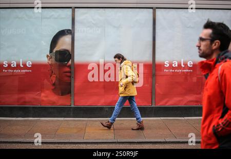 Cambridge, Großbritannien. Dezember 2024. Käufer gehen im Fenster von Marks&Spencers vorbei an „Sale“-Schildern. Trotz der schlechten Wirtschaftsleistung in den letzten Monaten des Jahres 2024 und der drohenden Rezession gehen Käufer auf die Straße, um die Vorteile der Weihnachtsverkäufe im Stadtzentrum von Cambridge zu nutzen. (Foto von Martin Pope/SOPA Images/SIPA USA) Credit: SIPA USA/Alamy Live News Stockfoto