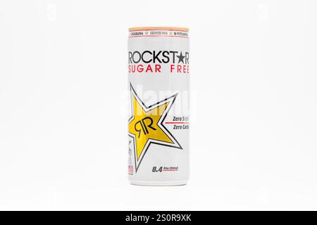 Rockstar Energy Sugar Free Dose ab 2011 im Originalgeschmack. Der goldene Stern ist auf weißem Hintergrund. Amerikanisches Zero Sugar-Getränkeprodukt. Stockfoto