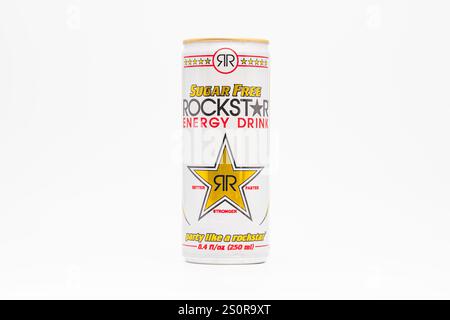 Rockstar Energy kann mit dem geraden Stern von 2006 oder 2007. Die zuckerfreie Version befindet sich in der weißen Dose und hat null Kohlenhydrate. Dieses Design ist sehr alt. Stockfoto