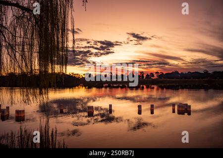 Teelichter, die bei Sonnenuntergang auf einem See schwimmen Stockfoto
