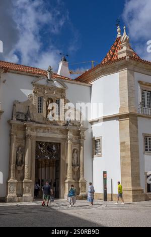 Largo Porta Férrea (Eiserne Tür) an der Universidade de Coimbra (Largo Porta Férrea, Universität Coimbra), Coimbra, Portugal Stockfoto