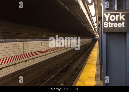 New York, NY, USA. Dezember 2024. U-Bahn-Station York in New York City in den USA am Abend des 28. Dezember. (Kreditbild: © William Volcov/ZUMA Press Wire) NUR REDAKTIONELLE VERWENDUNG! Nicht für kommerzielle ZWECKE! Quelle: ZUMA Press, Inc./Alamy Live News Stockfoto