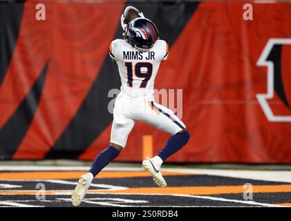 Cincinnati, Usa. Dezember 2024. Der Denver Broncos Wide Receiver Marvin Mims (19) macht den Touchdown gegen die Cincinnati Bengals während der zweiten Spielhälfte im Paycor Stadium am Samstag, den 28. Dezember 2024, in Cincinnati, Ohio. Foto von John Sommers II/UPI Credit: UPI/Alamy Live News Stockfoto