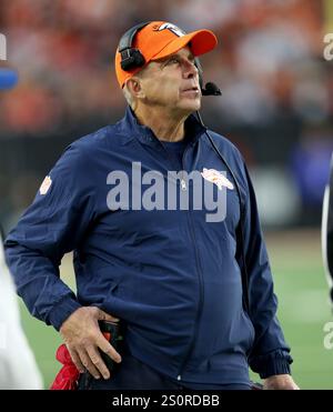 Cincinnati, Usa. Dezember 2024. Sean Payton, Cheftrainer der Denver Broncos, reagiert auf sein Spiel in der zweiten Spielhälfte gegen die Cincinnati Bengals im Paycor Stadium am Samstag, den 28. Dezember 2024, in Cincinnati, Ohio. Foto von John Sommers II/UPI Credit: UPI/Alamy Live News Stockfoto
