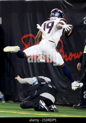 Cincinnati, Usa. Dezember 2024. Der Denver Broncos Wide Receiver Marvin Mims (19) muss über einen Fotografen springen, nachdem er in der zweiten Spielhälfte im Paycor Stadium am Samstag, den 28. Dezember 2024, in Cincinnati, Ohio, einen Touchdown gegen die Cincinnati Bengals gemacht hat. Foto von John Sommers II/UPI Credit: UPI/Alamy Live News Stockfoto