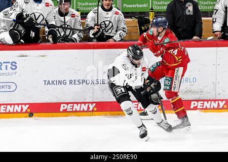 Eishockey DEL - 24/25 - 31. Spieltag: Düsseldorfer EG vs Grizzlys Wolfsburg am 28.12.2024 im PSD Bank Dome in Düsseldorf Wolfsburgs Darren Archibald ( Nr.25) gegen Düsseldorfs Alexander blank ( Nr.24) Foto: Osnapix Stockfoto