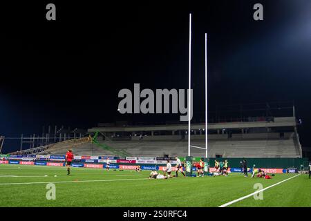 Galway, Irland. Dezember 2024. Die Tribüne wird während des Spiels der United Rugby Championship Round 9 zwischen Connacht Rugby und Ulster Rugby im Dexcom Stadium in Galway, Irland, am 28. Dezember 2024 gebaut (Foto: Andrew SURMA/ Credit: SIPA USA/Alamy Live News Stockfoto