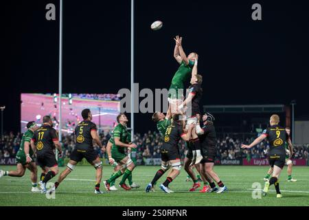 Galway, Irland. Dezember 2024. Spieler in Aktion beim Spiel der United Rugby Championship Runde 9 zwischen Connacht Rugby und Ulster Rugby im Dexcom Stadium in Galway, Irland am 28. Dezember 2024 (Foto: Andrew SURMA/ Credit: SIPA USA/Alamy Live News Stockfoto