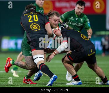 Galway, Irland. Dezember 2024. Finlay Bealham aus Connacht, gespielt von Dave McCann aus Ulster und Scott Wilson aus Ulster während des Spiels der United Rugby Championship Round 9 zwischen Connacht Rugby und Ulster Rugby im Dexcom Stadium in Galway, Irland am 28. Dezember 2024 (Foto: Andrew SURMA/ Credit: SIPA USA/Alamy Live News) Stockfoto