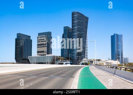 Panoramablick auf die Skyline von Al Maryah Island in Abu Dhabi. Abu Dhabi ist die Hauptstadt der Vereinigten Arabischen Emirate. Stockfoto