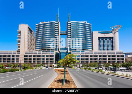Abu Dhabi, VAE - 22. März 2023: Außenansicht der Abu Dhabi Mall. Es ist ein Einkaufszentrum im Zentrum von Abu Dhabi, Vereinigte Arabische Emirate. Stockfoto