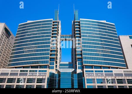 Abu Dhabi, VAE - 22. März 2023: Außenansicht der Abu Dhabi Mall. Es ist ein Einkaufszentrum im Zentrum von Abu Dhabi, Vereinigte Arabische Emirate. Stockfoto
