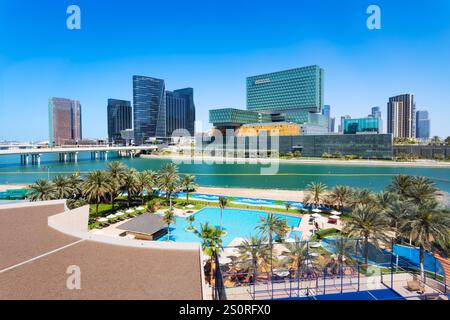 Abu Dhabi, VAE - 22. März 2023: Panoramablick auf die Skyline von Al Maryah Island in Abu Dhabi. Abu Dhabi ist die Hauptstadt der Vereinigten Arabischen Emirate. Stockfoto