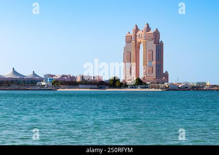 Abu Dhabi, VAE - 22. März 2023: Das Rixos Marina Abu Dhabi ist ein 5-Sterne-Hotel in Abu Dhabi. Abu Dhabi ist die Hauptstadt der Vereinigten Arabischen Emirate. Stockfoto