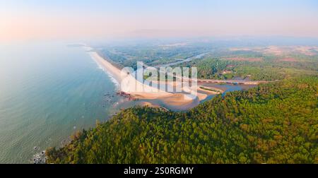 Galgibaga Strand Panoramablick bei Sonnenuntergang. Galgibaga oder Galgibagh Beach ist ein öffentlicher Strand in der Nähe des Palolem Strandes in South Goa in Indien. Stockfoto