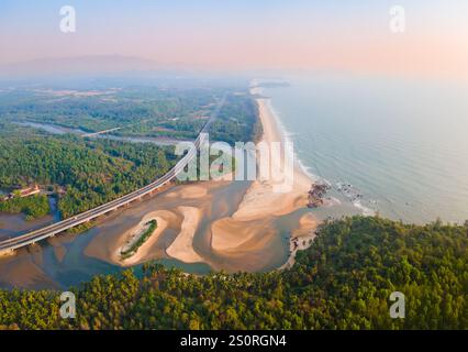 Galgibaga Strand Panoramablick bei Sonnenuntergang. Galgibaga oder Galgibagh Beach ist ein öffentlicher Strand in der Nähe des Palolem Strandes in South Goa in Indien. Stockfoto