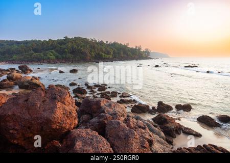 Galgibaga Strand bei Sonnenuntergang. Galgibaga oder Galgibagh Beach ist ein öffentlicher Strand in der Nähe des Palolem Strandes in South Goa in Indien. Stockfoto